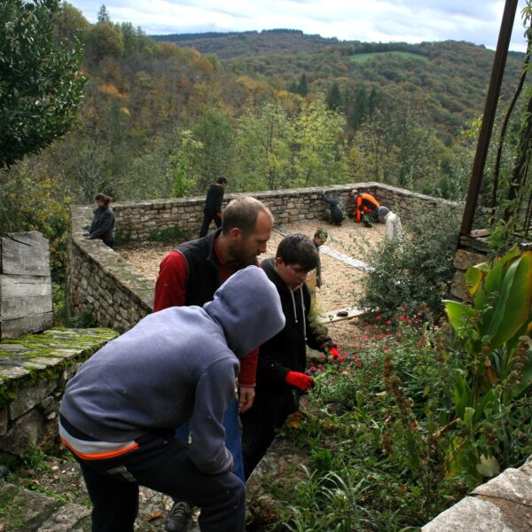 Des jeunes volontaires d’Eseme (Mergieux) et Citrus (Laguépie) aux espaces verts de Najac !