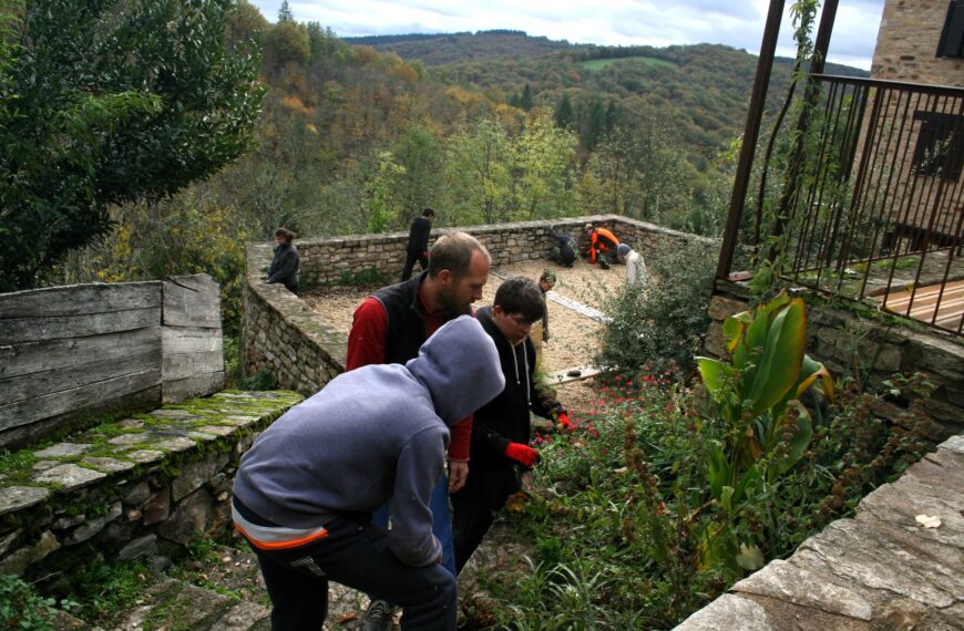 Des jeunes volontaires d&rsquo;Eseme (Mergieux) et Citrus (Laguépie) aux espaces verts de Najac !